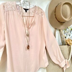 Banana Republic cream/blush boho blouse w lace & cuff sleeves detailing